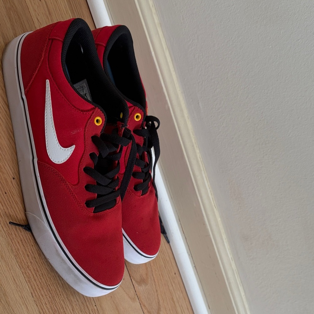 Nike Men's Red and Black Sneakers - Picture 3 of 5